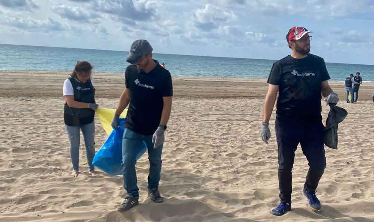 Una operació de recollida de «basularesa» neteja 13 kg de residus estivals a les platges de Gavà
