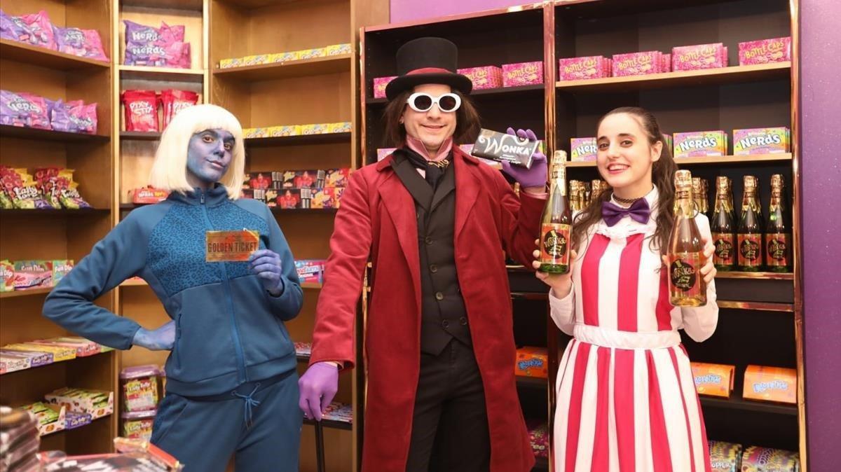 Clones de Willy Wonka y de una de las niñas de ’Charlie y la fábrica de chocolate’,  ayer, en la Woncandy Shop, en las Maldà. A la derecha, la empleada de la tienda enseña la soda voladora. 