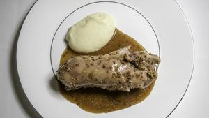Las manitas de cerdo rellenas de ’pilota’ de Gresca Bar.