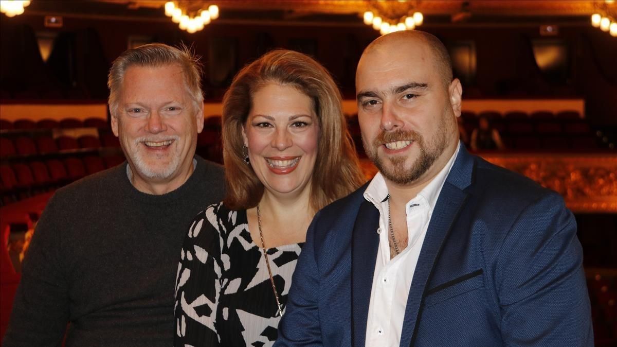 El tenor Gregory Kunde (izquierda), la soprano Sondra Radvanovsky y el barítono Gabriele Vivani, en el Liceu. El tenor Gregory Kunde (izquierda), la soprano Sondra Radvanovsky y el barítono Gabriele Vivani, en el Liceu.