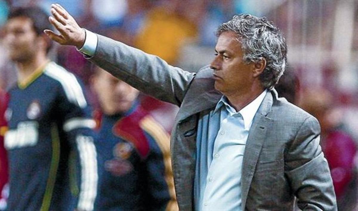 José Mourinho dóna instruccions a l’equip, dissabte passat al Sánchez Pizjuán de Sevilla. José Mourinho dóna instruccions a l’equip, dissabte passat al Sánchez Pizjuán de Sevilla.