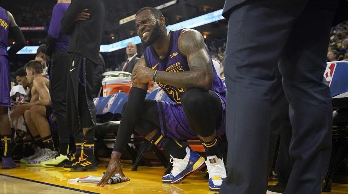 LeBron James, de los Lakers, se muestra dolorido en el banquillo del equipo de Los Ángeles. LeBron James, de los Lakers, se muestra dolorido en el banquillo del equipo de Los Ángeles.