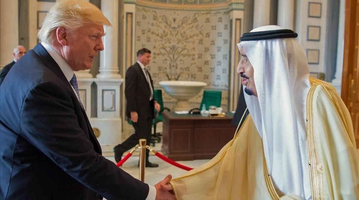 Donald Trump y Salman bin Abdulaziz se saludan en una reunión el pasado 21 de mayo. Donald Trump y Salman bin Abdulaziz se saludan en una reunión el pasado 21 de mayo.