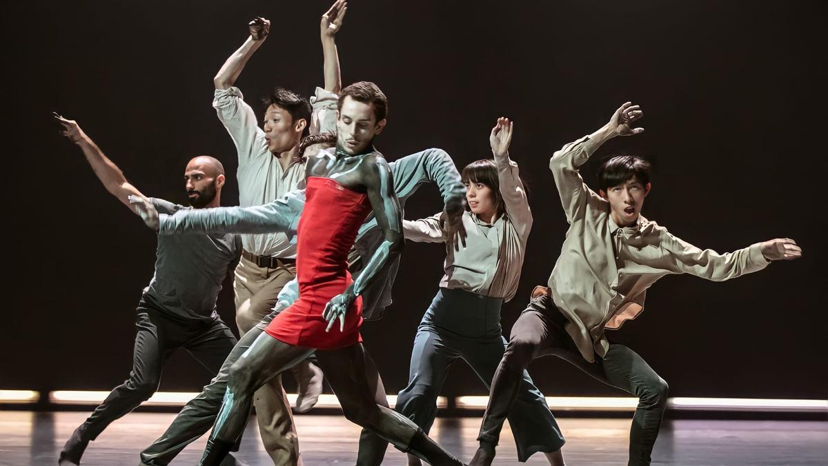 Bailarines de la compañía de danza, Winter Guests, interpretan ’Story, Story, Die’, del coreógrafo noruego Alan Lucien Øyen. 