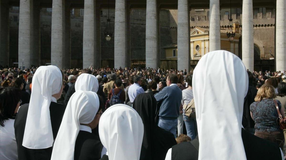 Un grupo de monjas, en la plaza de San Pedro del Vaticano, en una imagen de archivo.