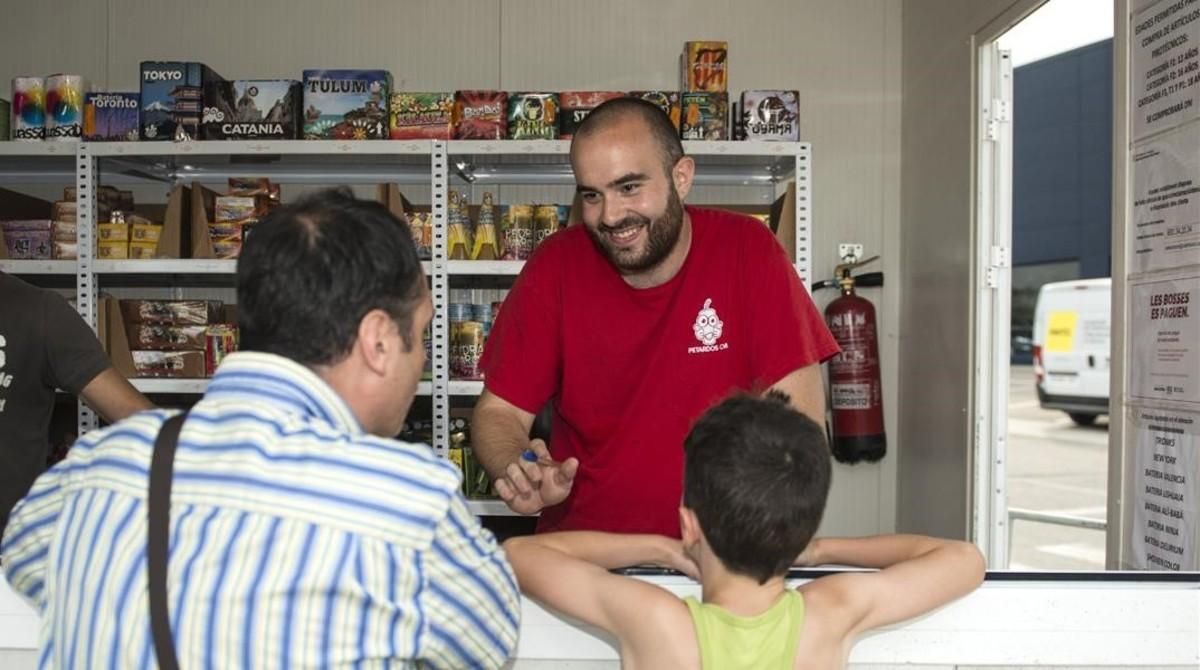 Rubén Sáez, en el puesto de venta de petardos en el que ha trabajado esta semana. Rubén Sáez, en el puesto de venta de petardos en el que ha trabajado esta semana.