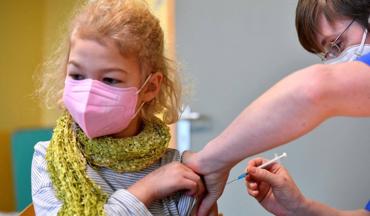 Una enfermera vacuna de la covid a Matilda, una niña de 6 años en Leipzig