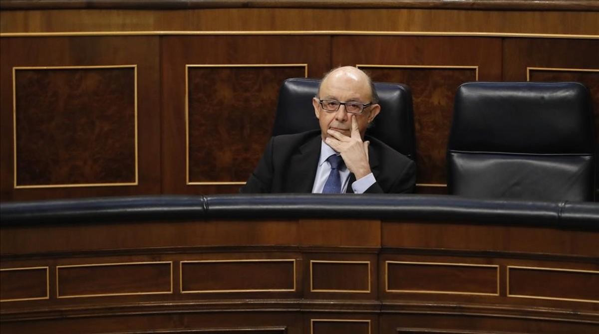 El ministro de Hacienda, Cristóbal Montoro, en su escaño del Congreso de los Diputados. El ministro de Hacienda, Cristóbal Montoro, en su escaño del Congreso de los Diputados.