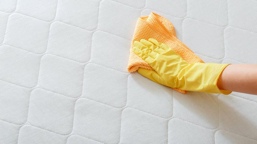 Banco mezcla Campaña Limpieza: Así puedes quitar las manchas amarillas del colchón sin esfuerzo