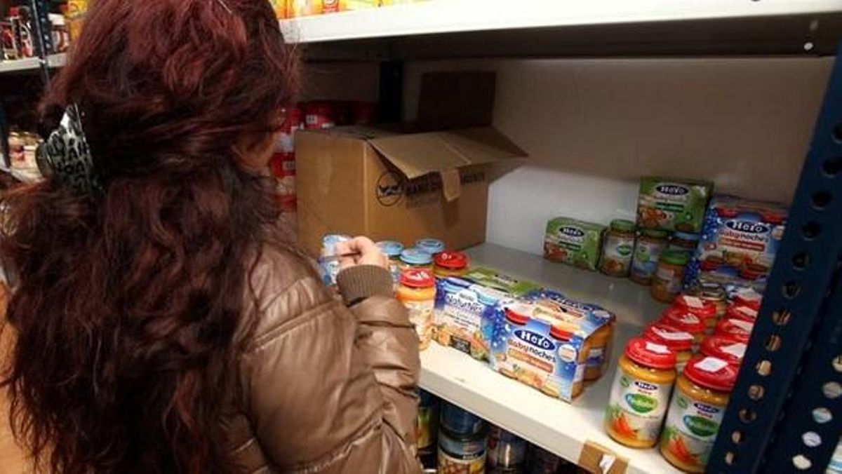 La Tienda Solidaria de Cornellà atiende 744 personas al mes. La Tienda Solidaria de Cornellà atiende 744 personas al mes.