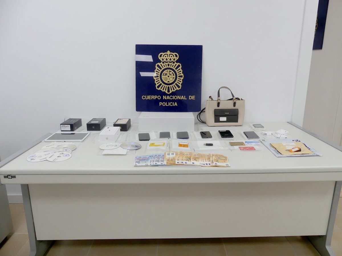 Dos detinguts a Terrassa acusats d'embutxacar-se més de 30.000 euros amb 38 estafes a través d'internet Dos detinguts a Terrassa acusats d'embutxacar-se més de 30.000 euros amb 38 estafes a través d'internet