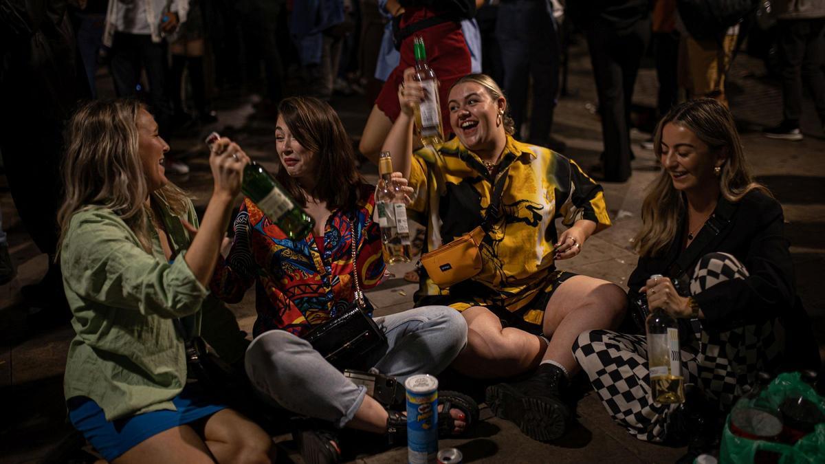 Botellón, tras la apertura de las discotecas, en el Born de Barcelona. Botellón, tras la apertura de las discotecas, en el Born de Barcelona.