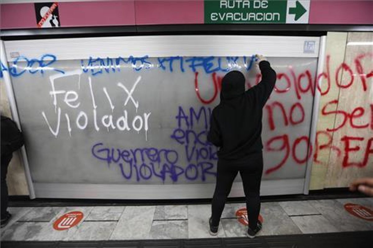 Una manifestante pinta un grafiti en una pared del sistema de transporte Metro contra Félix Salgado Macedonio, Una manifestante pinta un grafiti en una pared del sistema de transporte Metro contra Félix Salgado Macedonio,