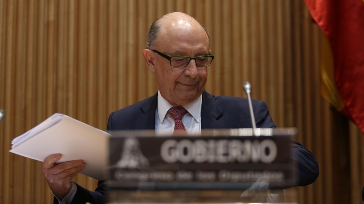 El ministro de Hacienda, Cristóbal Montoro, durante su comparencia en la Comisión de Hacienda del Congreso de los Diputados.