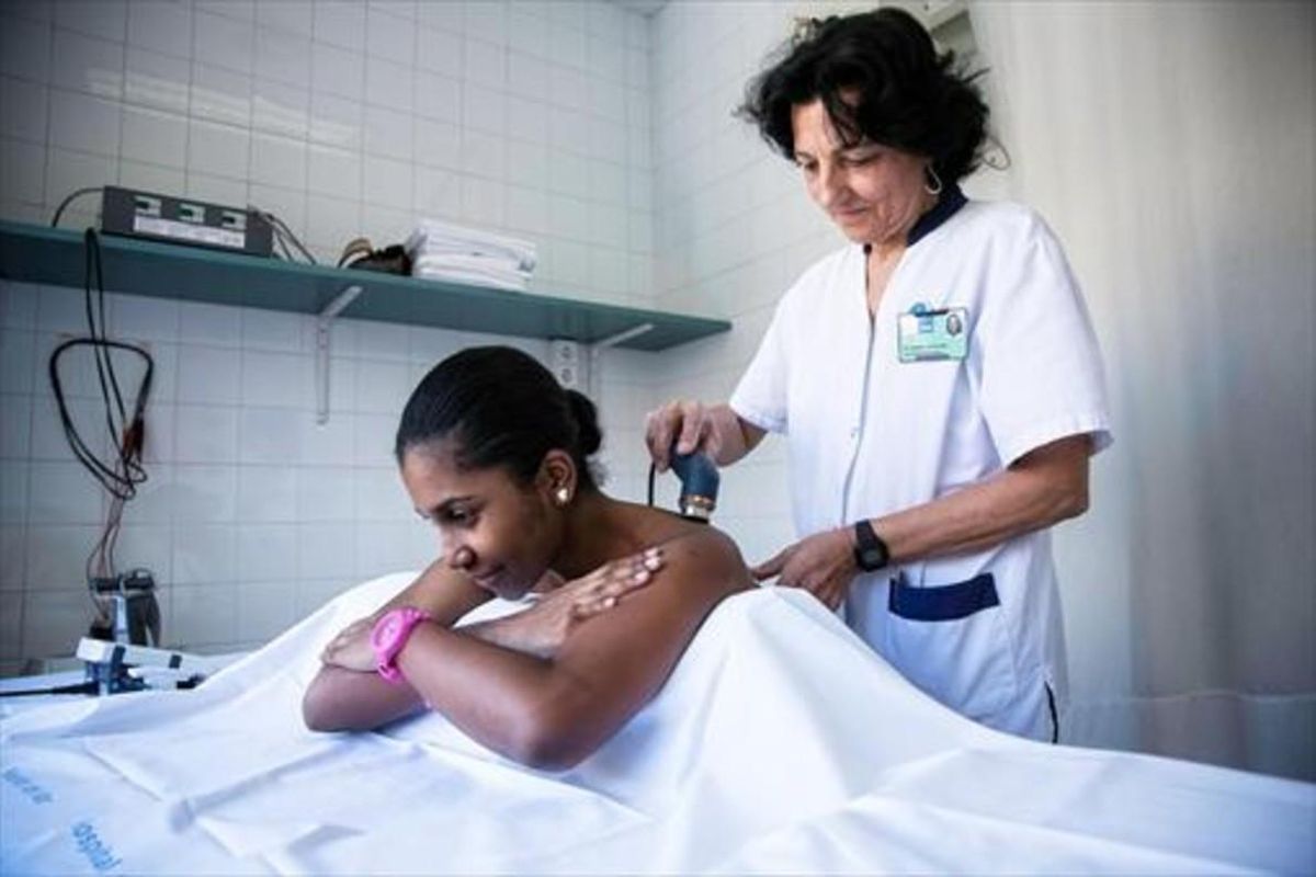 HOSPITAL DE L’ESPERANÇA.Acciones manuales o la aplicación de calor sobre la zona de las vértebras cervicales son tratamientos comunes en las sesiones de fisioterapia. HOSPITAL DE L’ESPERANÇA.Acciones manuales o la aplicación de calor sobre la zona de las vértebras cervicales son tratamientos comunes en las sesiones de fisioterapia.