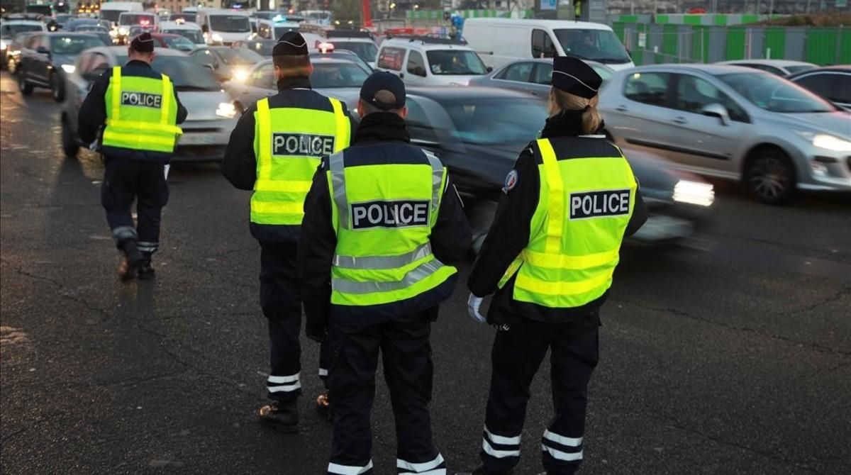 Control policial en las calles de París, este martes. Control policial en las calles de París, este martes.