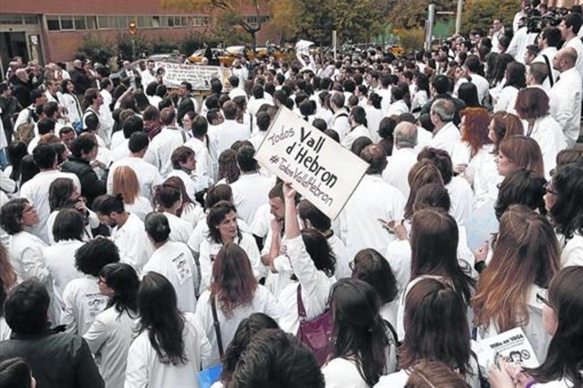 Médicos internos residentes (MIR) del Hospital del Vall d’Hebron, en una imagen de archivo, en un acto de protesta por su precariedad laboral.