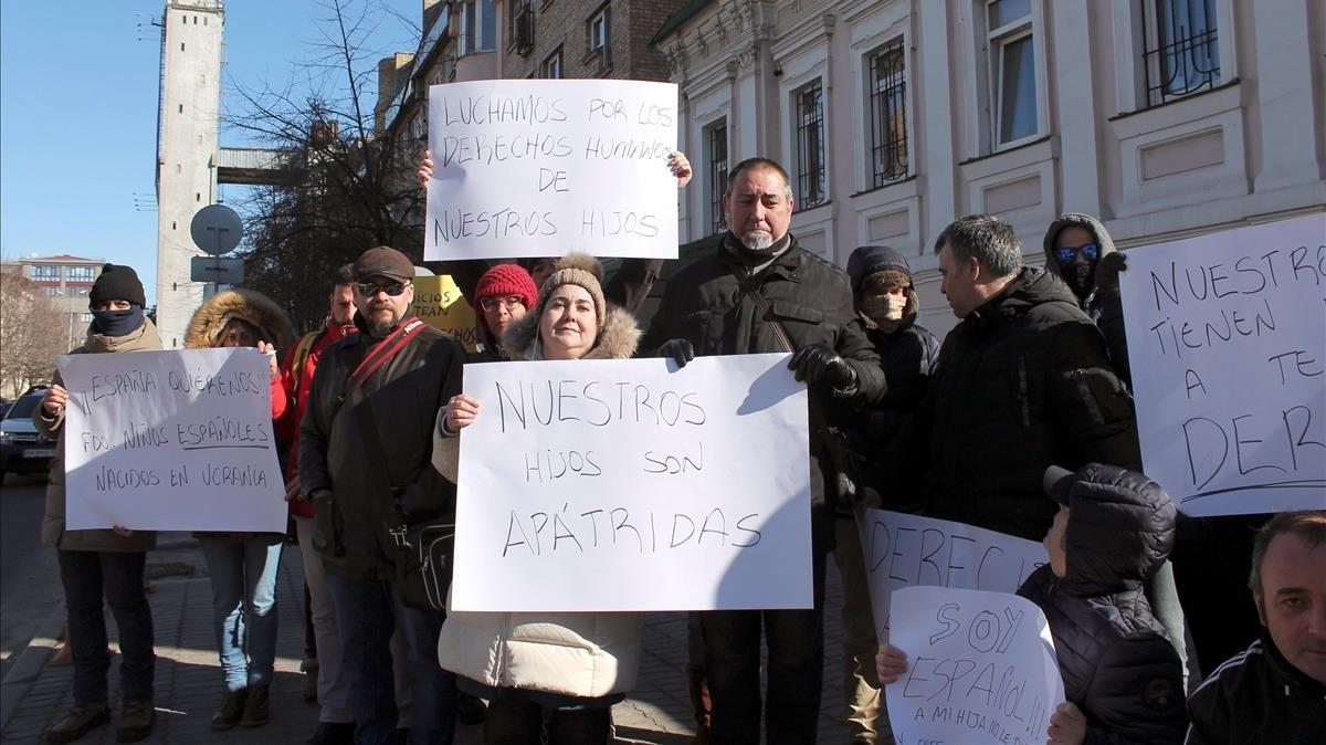 Familias españolas frente al consulado en Kiev. 