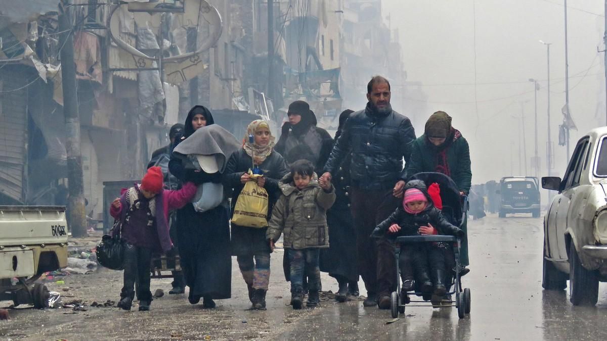 Una familia siria, en las calles de Alepo, en diciembre pasado. Una familia siria, en las calles de Alepo, en diciembre pasado.