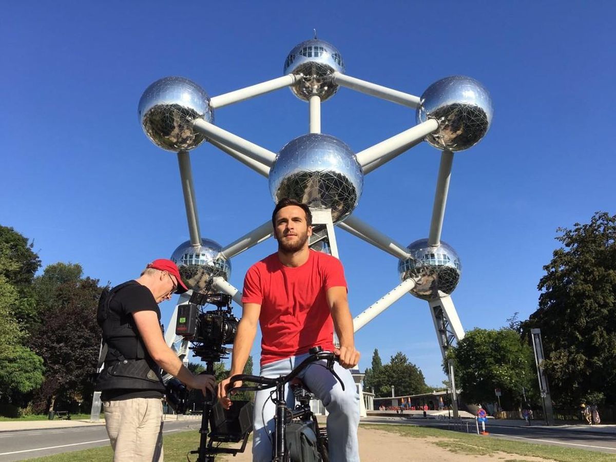 Ricardo Gómez (Carlos Alcántara), en el rodaje en Bruselas de la 18ª temporada de ’Cuéntame’. Ricardo Gómez (Carlos Alcántara), en el rodaje en Bruselas de la 18ª temporada de ’Cuéntame’.