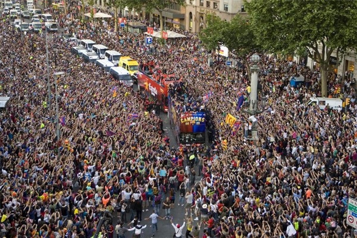 La rua de los campeones. El equipo de Guardiola celebra su éxito con un desfile muy especial por las calles de la ciudad.