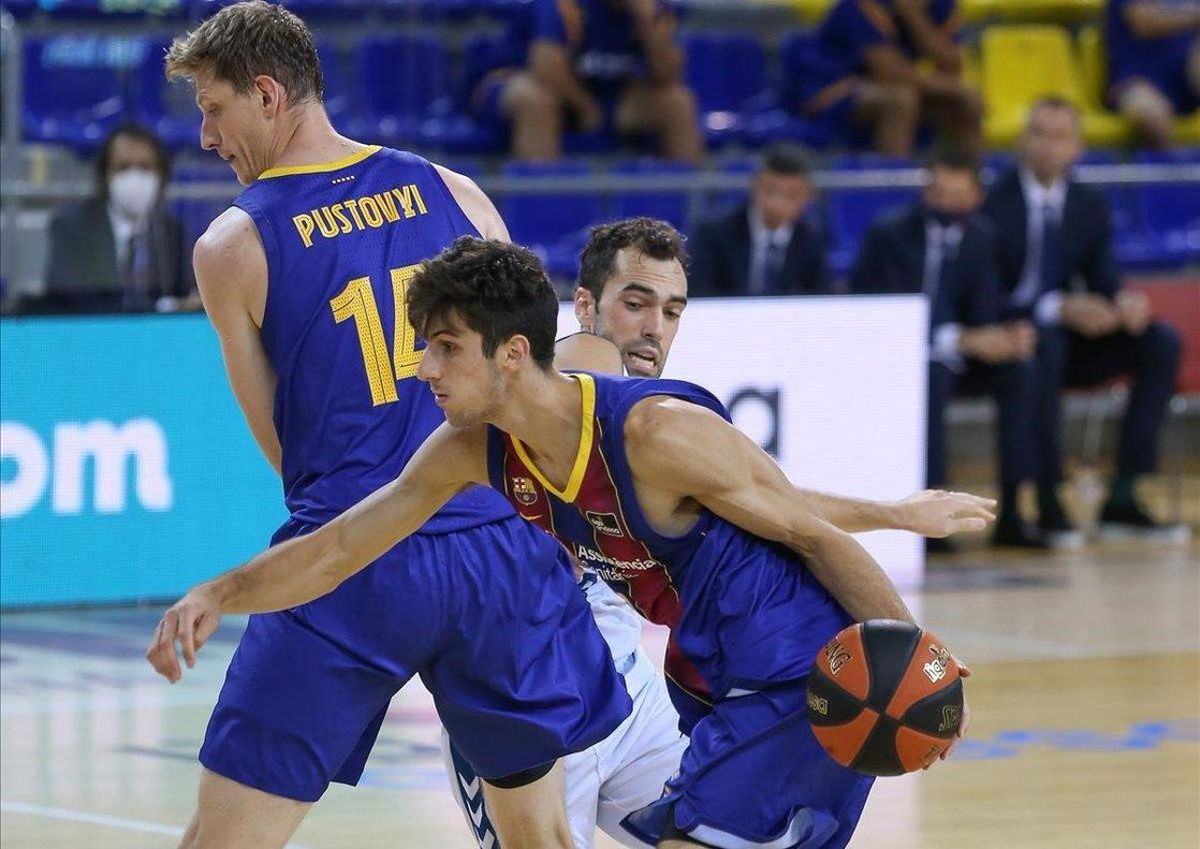 Bolmaro conduce el balón, aprovechándose del bloqueo de Pustovyi, en un partido de Liga Bolmaro conduce el balón, aprovechándose del bloqueo de Pustovyi, en un partido de Liga