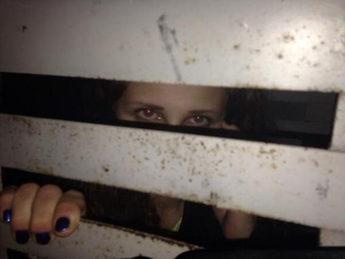 Nadia Tolokónnikova, en una foto que se ha hecho en el furgón policial y que ha colgado en su cuenta de Twitter. Nadia Tolokónnikova, en una foto que se ha hecho en el furgón policial y que ha colgado en su cuenta de Twitter.
