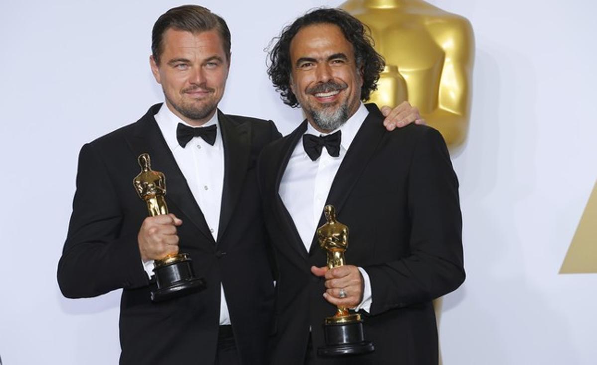  Leonardo DiCaprio y Alejandro González Iñarritu, con sus Oscar como mejor actor y mejor director por ’El renacido’.
