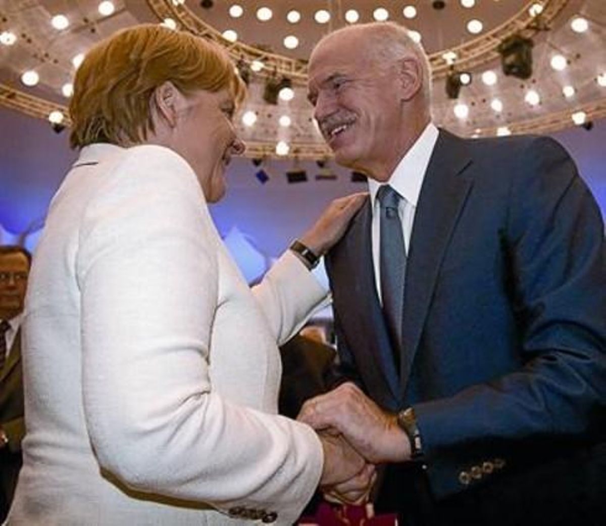 Merkel y Papandreu se saludan, ayer, durante la reunión de la Federación Alemana de Industria, en Berlín. Merkel y Papandreu se saludan, ayer, durante la reunión de la Federación Alemana de Industria, en Berlín.