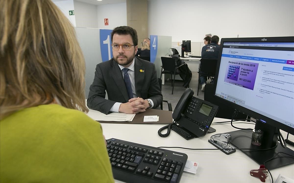 Aragonès ante la funcionaria que le ha hecho la declaración. Aragonès ante la funcionaria que le ha hecho la declaración.