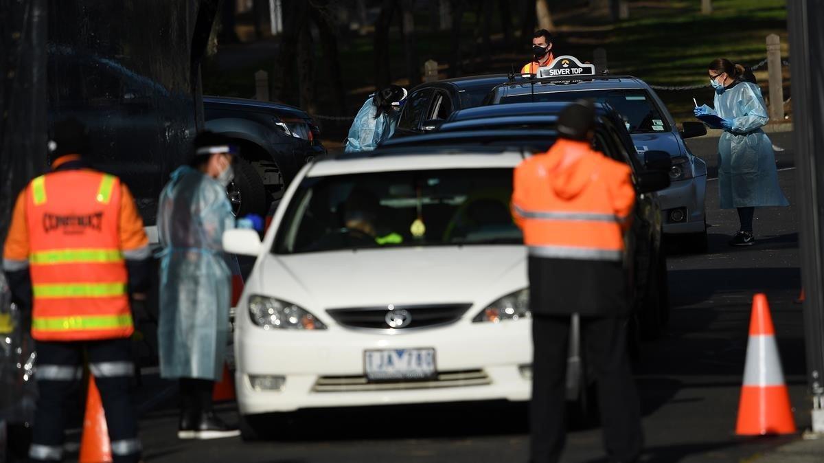 Trabajadores sanitarios hacen pruebas de covid-19 a conductores en Melbourne, este martes.