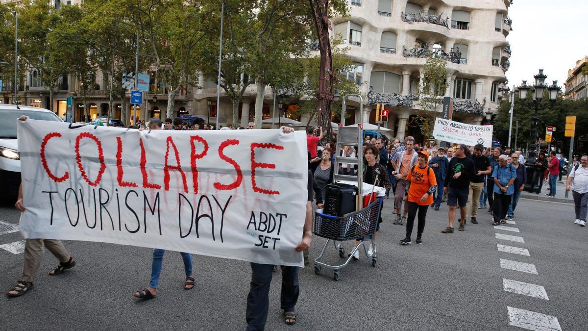 La manifestación abandona la Pedrera en dirección a la sede de Turisme de Barcelona, este martes