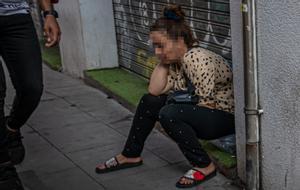 Una prostituta, en el Raval de Barcelona.