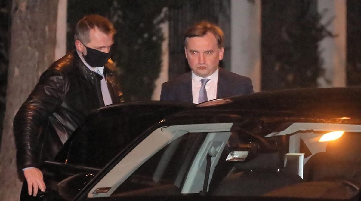El ministro de Justicia polaco, se marcha de la reunión con el primer ministro húngaro, Viktor Orbán, para cerrar los presupuestos de la UE. El ministro de Justicia polaco, se marcha de la reunión con el primer ministro húngaro, Viktor Orbán, para cerrar los presupuestos de la UE.