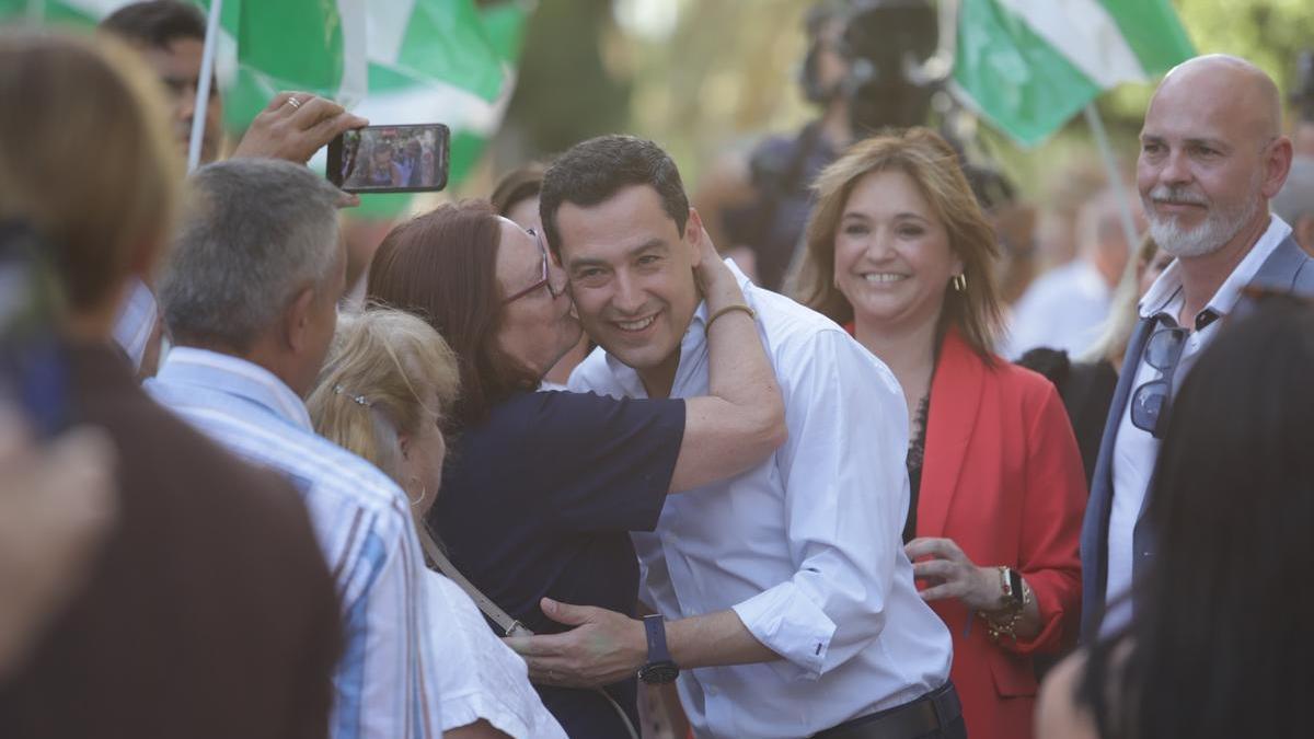Juanma Moreno |  El PP envía a Moreno al cinturón rojo de Barcelona y Madrid a por voto socialista