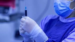 França posarà la vacuna d’AstraZeneca a persones de més de 65 anys