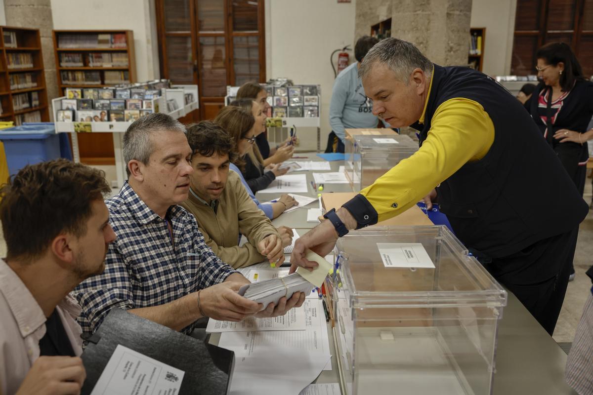 Un cartero entrega los votos emitidos por correo en una mesa electoral de Valencia durante los comicios municipales del 28 de mayo de 2023.