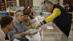 Un cartero entrega los votos emitidos por correo en una mesa electoral de Valencia durante los comicios municipales del 28 de mayo de 2023.