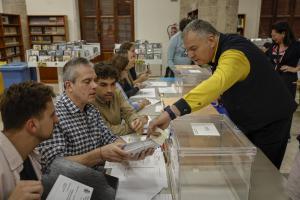 Un cartero entrega los votos emitidos por correo en una mesa electoral de Valencia durante los comicios municipales del 28 de mayo de 2023.