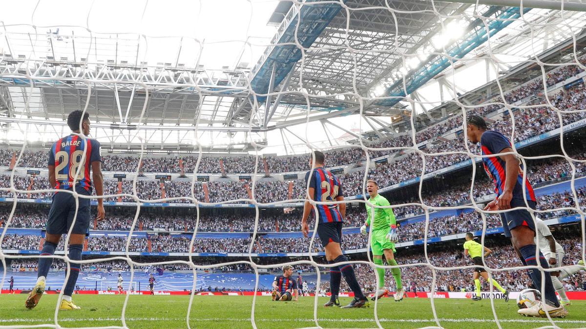 Ter Stegen se irrita con su defensa tras encajar el 1-0 del Madrid en el Bernabéu. Ter Stegen se irrita con su defensa tras encajar el 1-0 del Madrid en el Bernabéu.