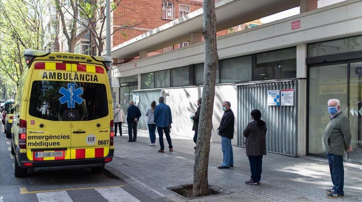 Varias personas hacen cola respetando la distancia de seguridad para entrar en un ambulatorio, junto a una ambulancia del SEM, en Barcelona. Varias personas hacen cola respetando la distancia de seguridad para entrar en un ambulatorio, junto a una ambulancia del SEM, en Barcelona.