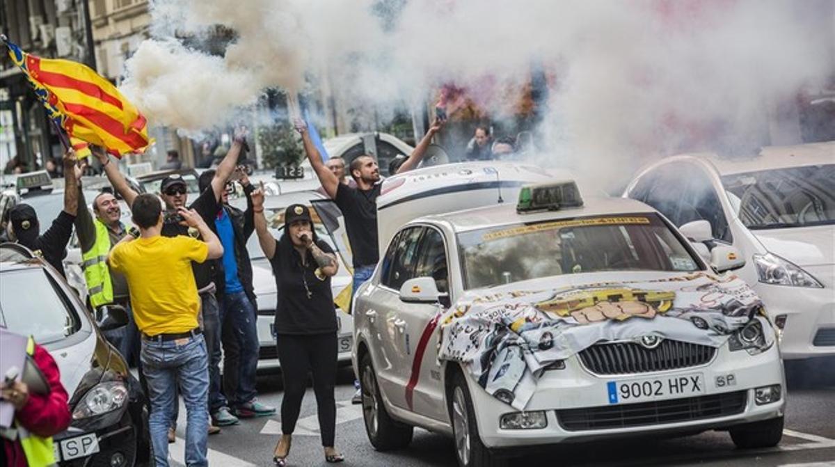 Manifestación de taxistas de Valencia contra el intrusismo profesional a través de aplicaciones como Uber y Cabify.
