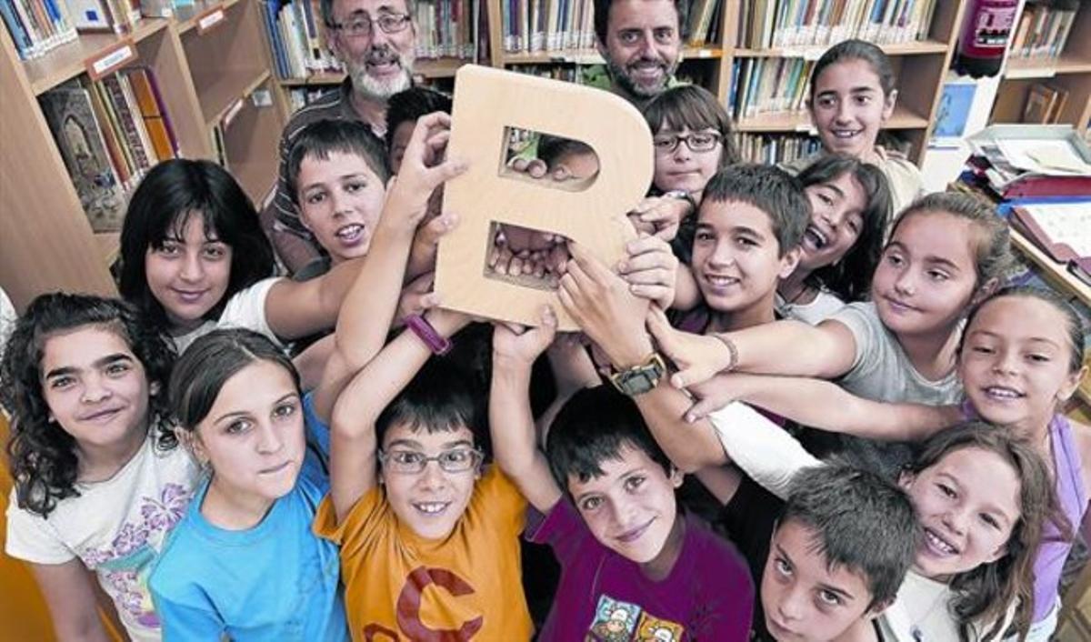 Los delegados de las distintas clases del Antaviana sostienen el premio Ciutat de Barcelona 2014 junto al director y el jefe de estudios.