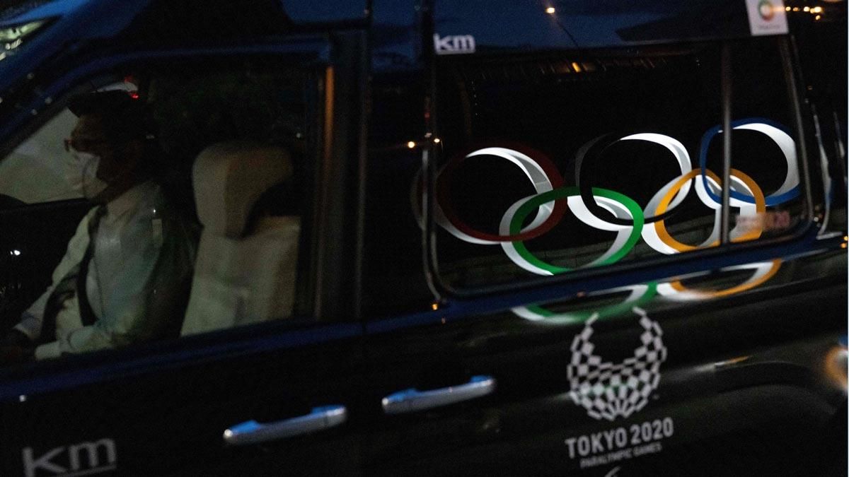 Los aros olímpicos, reflejados en la ventana de un taxi en el distrito de Nihonbashi, en Tokyo. Los aros olímpicos, reflejados en la ventana de un taxi en el distrito de Nihonbashi, en Tokyo.