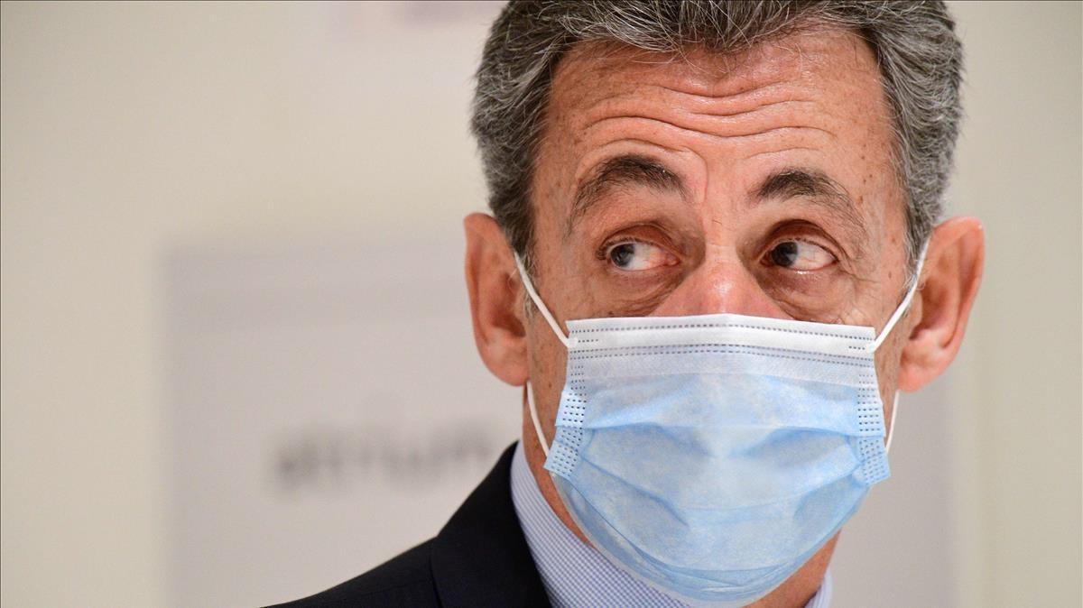 El expresidente francés, Nicolas Sarkozy, abandona este martes el tribunal de París donde está siendo juzgado por presunta corrupción.