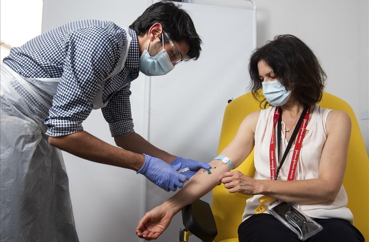 Un doctor extrae una muestra de sangre de una paciente que participa en los ensayos clínicos de la vacuna de Oxford contra el coronavirus SARS-CoV-2, responsable de la enfermedad covid-19. Un doctor extrae una muestra de sangre de una paciente que participa en los ensayos clínicos de la vacuna de Oxford contra el coronavirus SARS-CoV-2, responsable de la enfermedad covid-19.