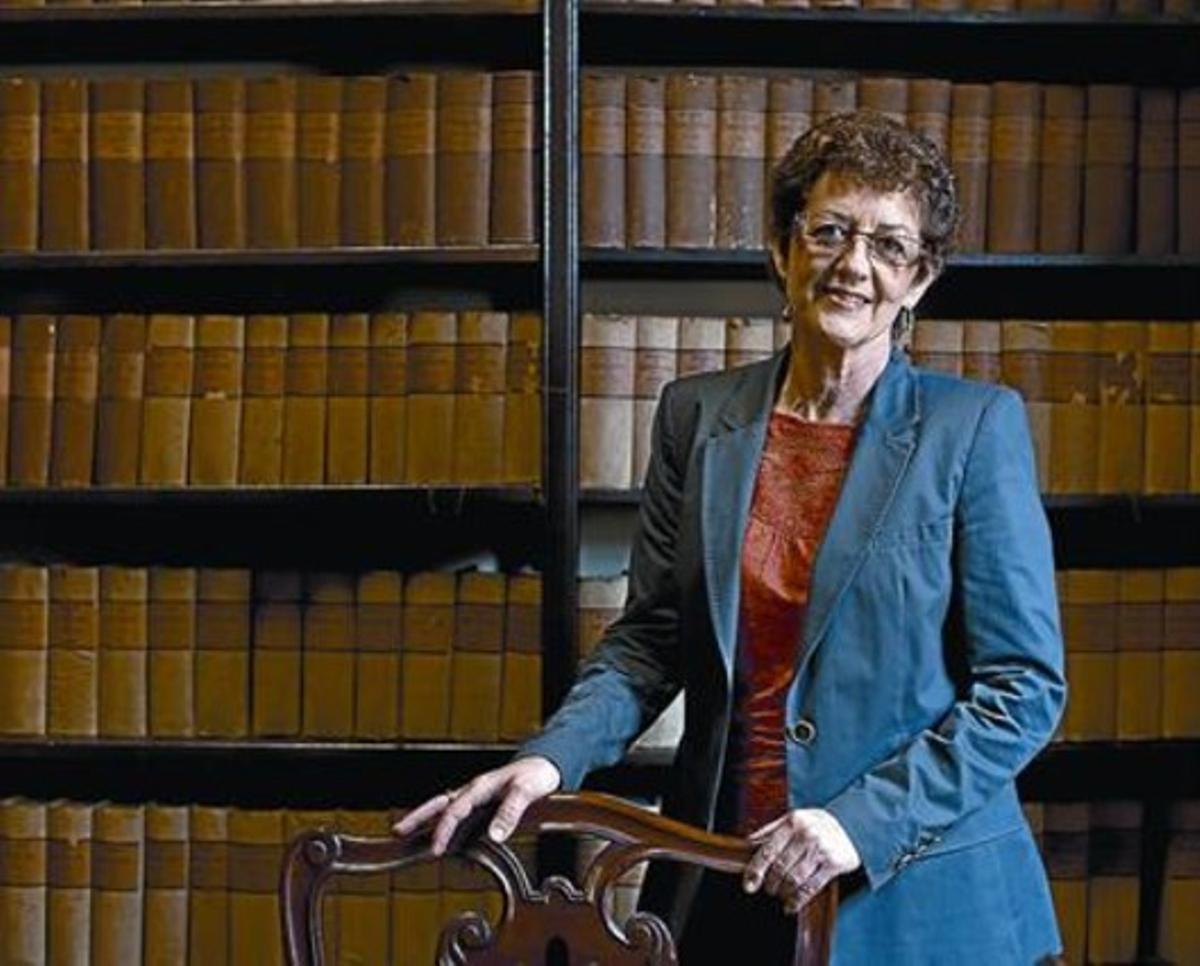 Maria Teresa Turell, lingüista forense de la UPF, en la biblioteca del Col·legi d’Advocats de Barcelona