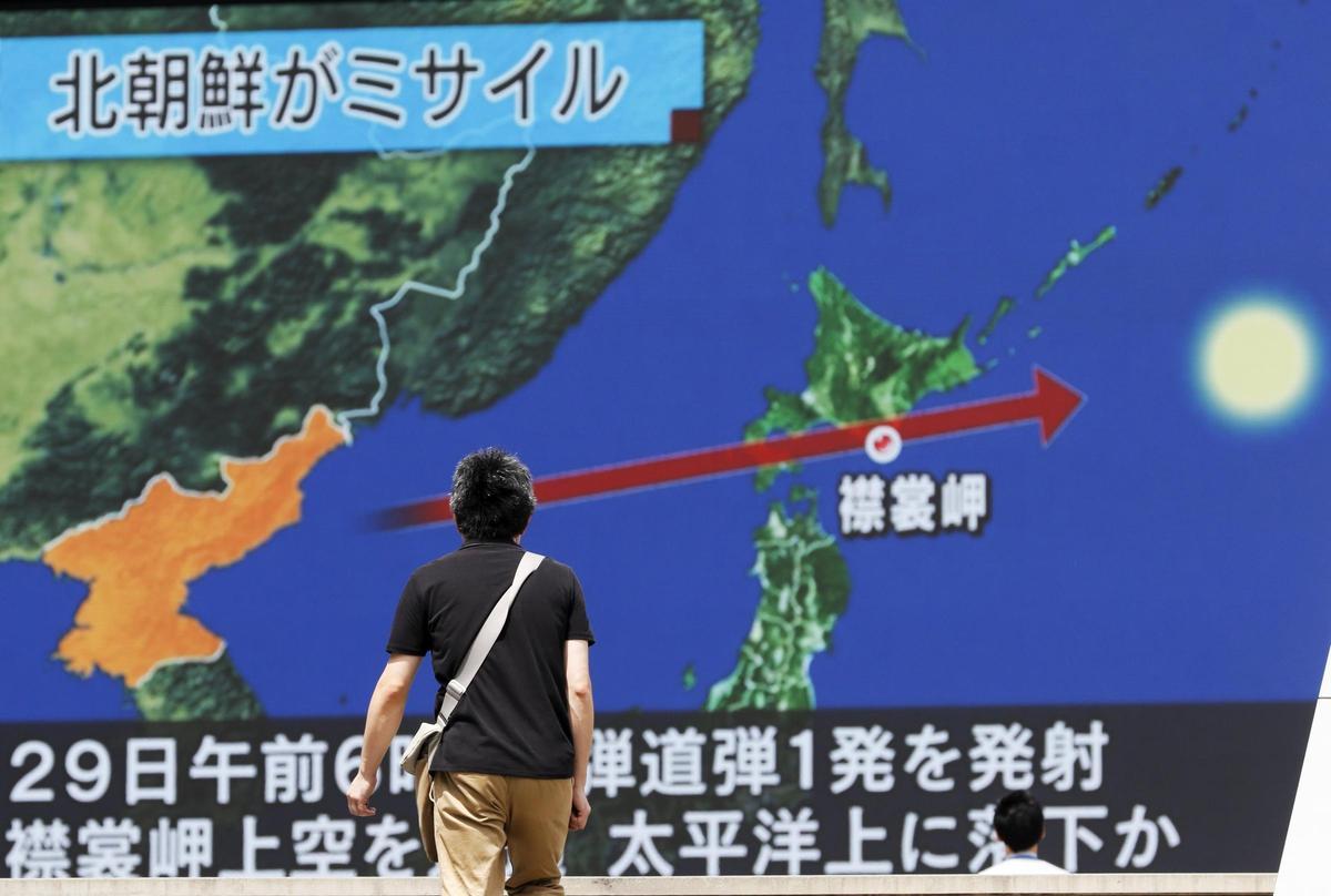 Un viandante observa la trayectoria del misil norcoreano en una pantalla gigante colocada en Tokio (Japón) en 2017. EFE/Kimimasa Mayama Un viandante observa la trayectoria del misil norcoreano en una pantalla gigante colocada en Tokio (Japón) en 2017. EFE/Kimimasa Mayama