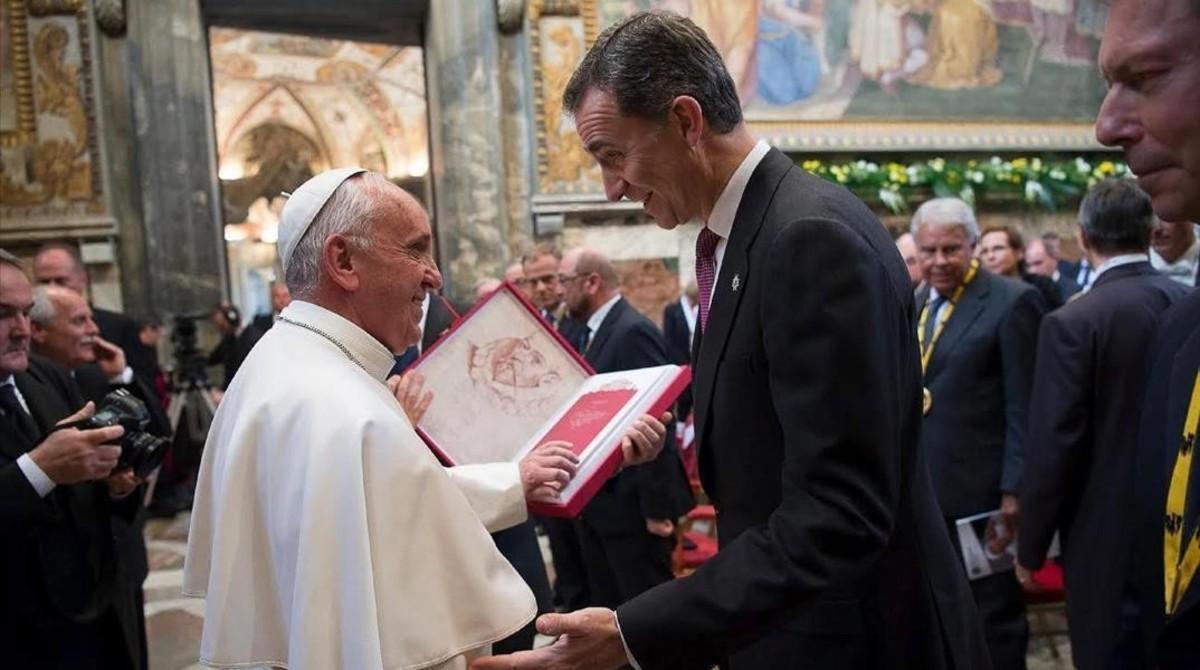 El Papa junto al rey Felipe VI de España, durante la ceremonia de entrega del premio Carlomagno, este viernes.
