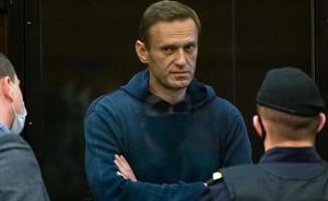 Alexei Navalni llega a su juicio en Moscú.